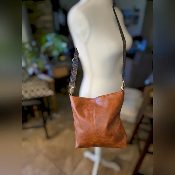 Vegan Leather Purse with Peacock strap - Picture 2 of 5